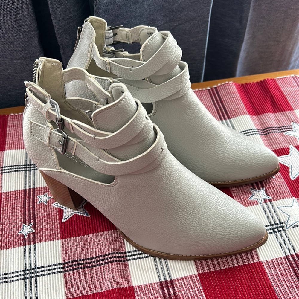 NWOT Maurices Molly ankle booties